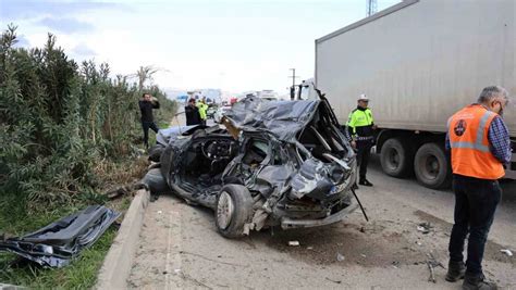 Adanada otomobil karşı şeride geçip midibüse çarptı 2 ölü 14 yaralı